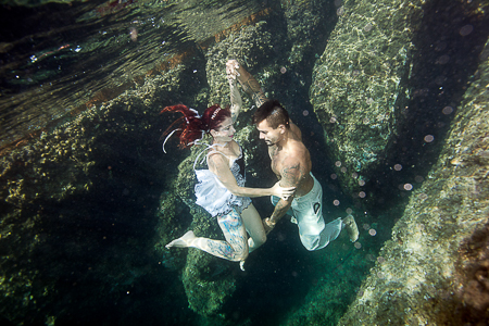 Couple dansant sous la mer